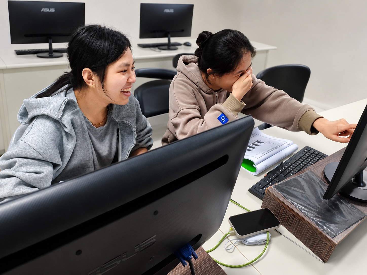學生在電腦教室進行數位應用實作