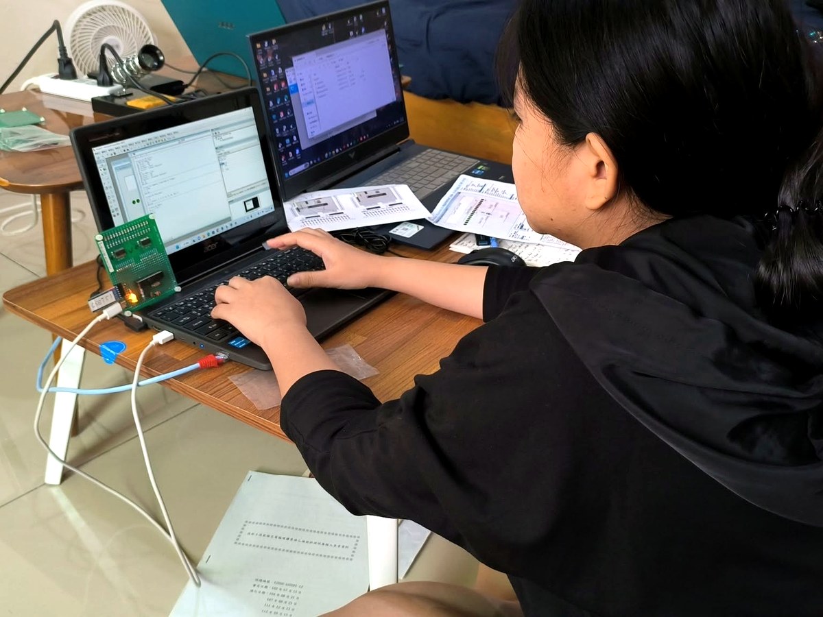 學生使用筆記型電腦與微電腦板進行實作