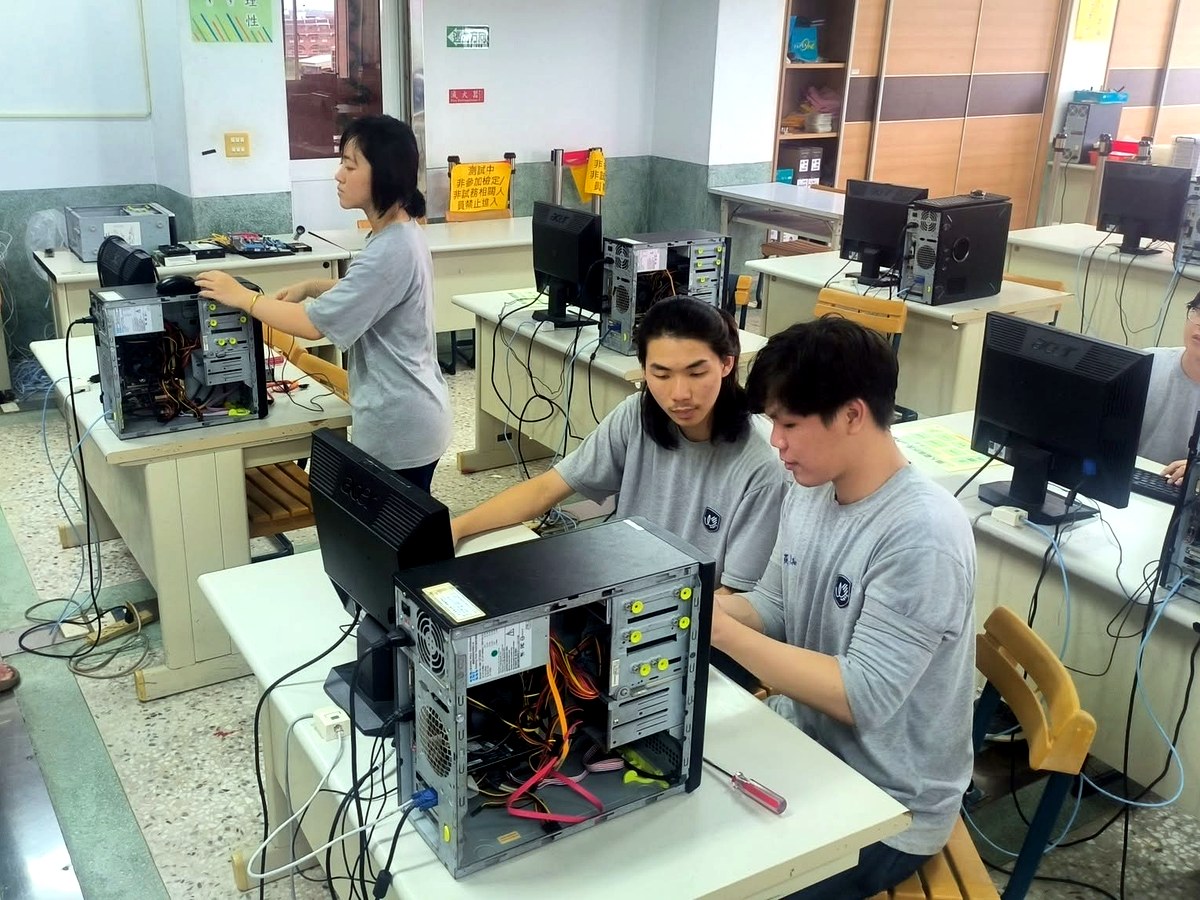 資訊科學生進行電腦硬體拆裝與檢測