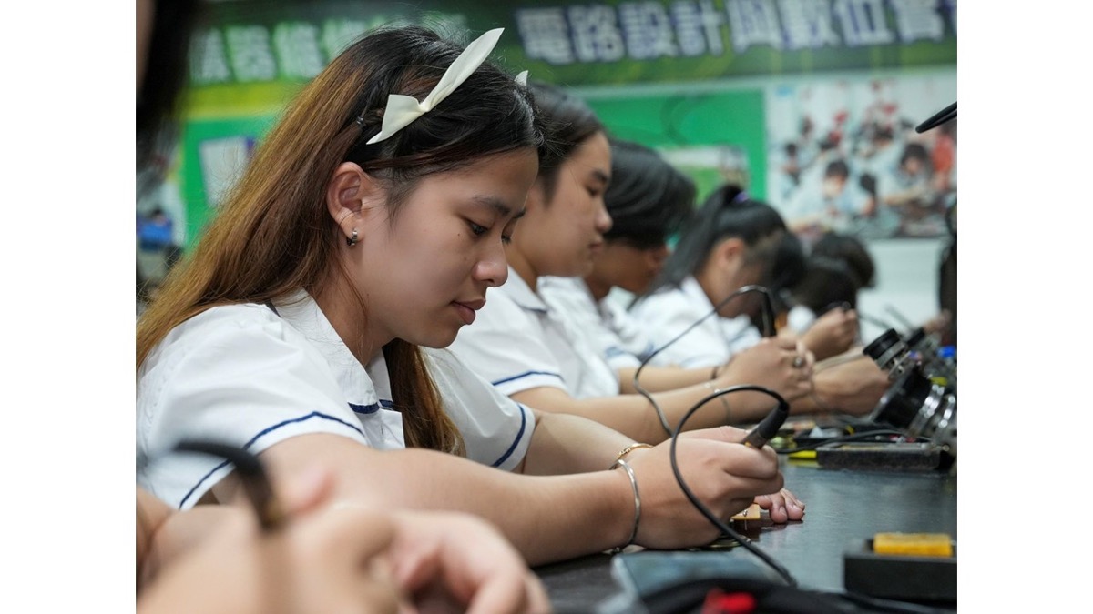 萬能工商學生在專業實習課進行技能操作