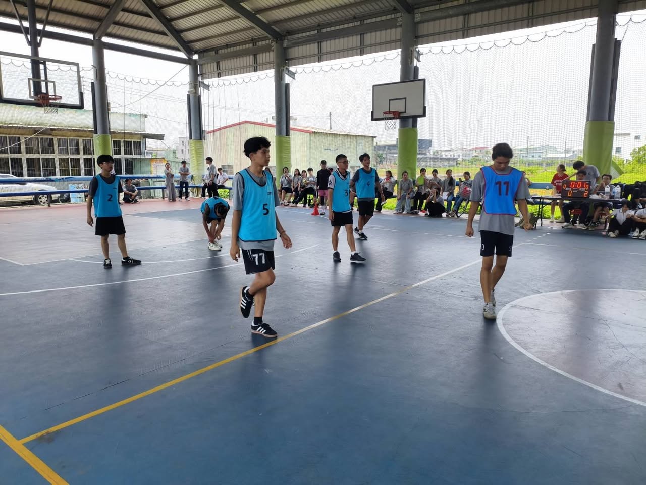 學生在校內球場參與排球活動與團隊競賽
