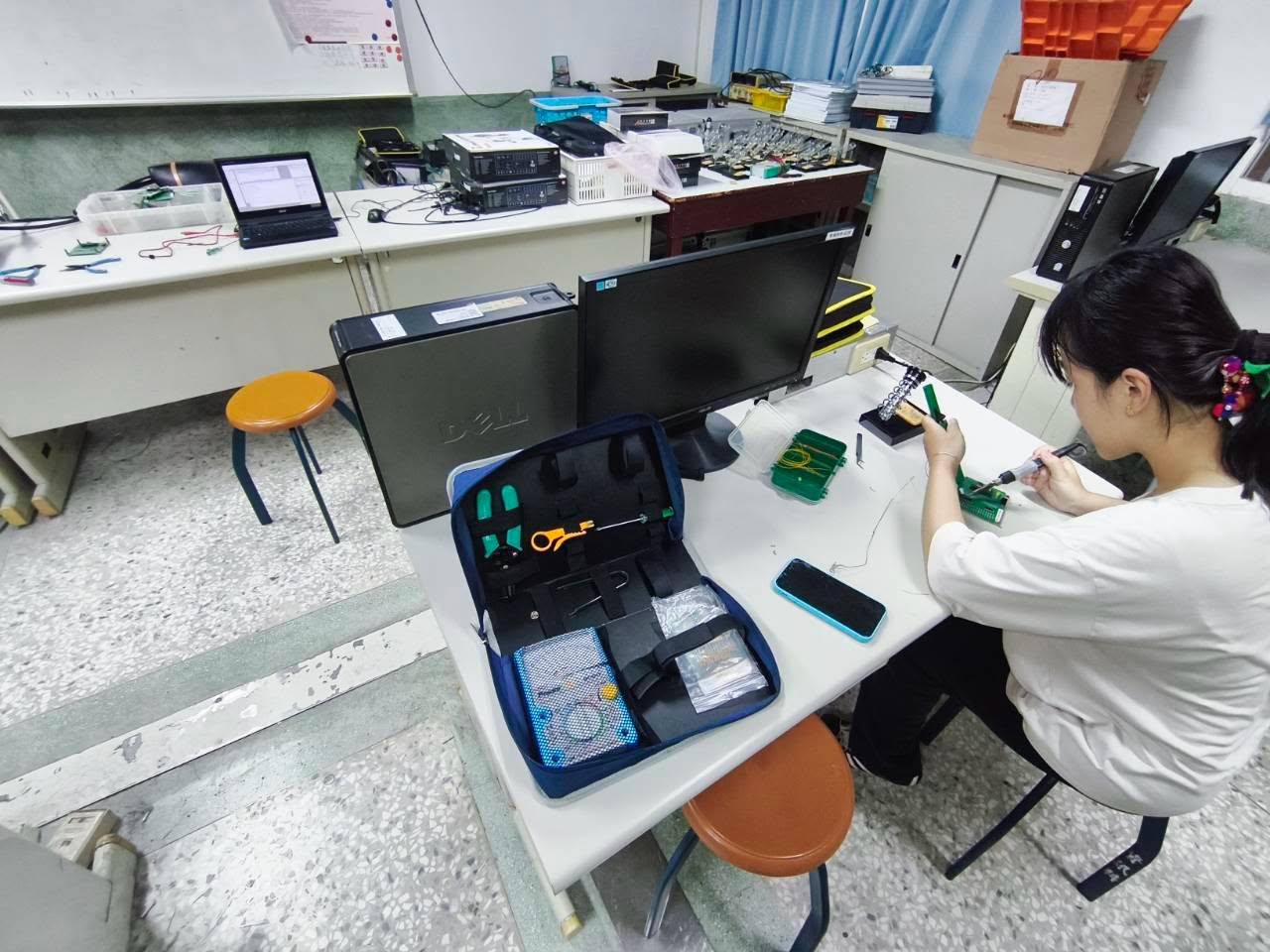 資訊科學生在實習教室進行電腦硬體與電子零件實作