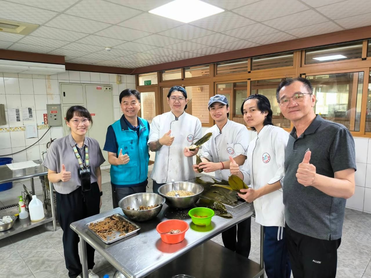 Thầy giáo Xu Ri đã tham gia vào khu thực tập ăn uống và trao đổi với các học viên